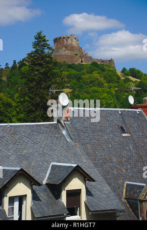 Vista del castello (XII - XVI secolo) e i tetti di Murol in Auvergne Puy de Dome, Francia Foto Stock