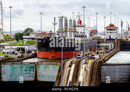 Portarinfuse MV Simurgh in transito attraverso il canale di Panama. Canale di sinistra, che termina in corrispondenza di Gatun blocca sull'Atlantico (Caraibi) lato, dal Lago di Gatun. Foto Stock