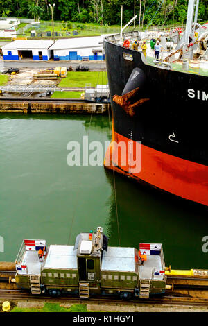 Locomotiva con il bulk carrier Simurgh MV in background al Canale di Panama. Il canale sinistro visto dal lato Atlantico, a serrature Gatun. Foto Stock