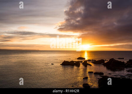 Sunrise con colori dorati e bellissimo cielo, al punto Hannafore, Looe, Cornwall, Regno Unito Foto Stock