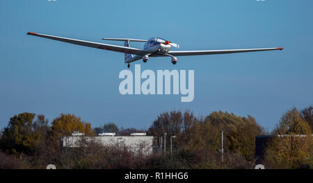 Vista aerea, Hamm-Lippewiesen aerodrome, lancio di una Touring motoveleggiatore, Dimona H36, motore del parapendio, touring motoveleggiatore, sport aereo, aeromobili leggeri Foto Stock