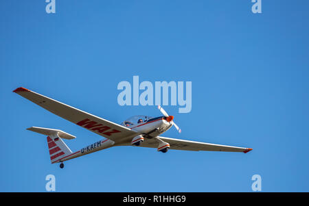 Vista aerea, Hamm-Lippewiesen aerodrome, lancio di una Touring motoveleggiatore, Dimona H36, motore del parapendio, touring motoveleggiatore, sport aereo, aeromobili leggeri Foto Stock