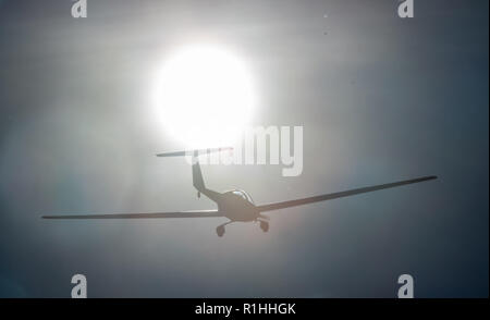 Vista aerea, Hamm-Lippewiesen aerodrome, lancio di una Touring motoveleggiatore, Dimona H36, motore del parapendio, touring motoveleggiatore, sport aereo, aeromobili leggeri Foto Stock