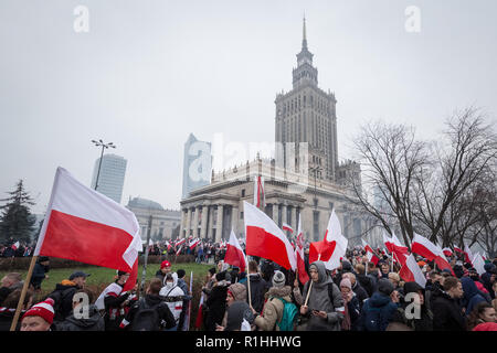 Decine di migliaia di unire il centesimo anniversario marzo di indipendenza organizzata dalla Polonia i nazionalisti. Foto Stock