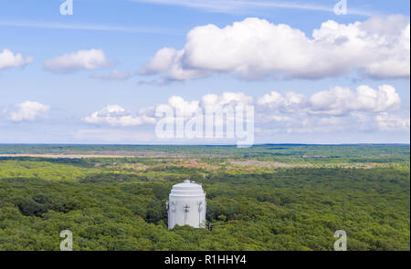 Vista aerea di un grande white water tower in Sag Harbor, NY Foto Stock