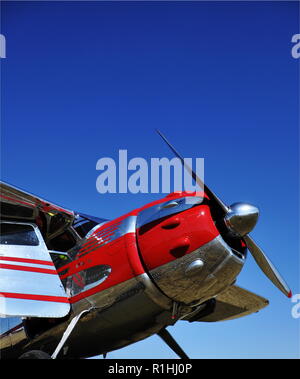 'Skyward'... Come un annuncio da anni cinquanta, le superfici levigate di un classico Cessna 195 splendono nel sole del pomeriggio Foto Stock
