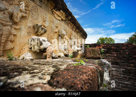 Splendida scultura antica su la pagoda di Wat Chetuphon di Sukhothai Historical Park, provincia di Sukhothai, Thailandia Foto Stock