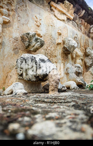 Splendida scultura antica su la pagoda di Wat Chetuphon di Sukhothai Historical Park, provincia di Sukhothai, Thailandia Foto Stock