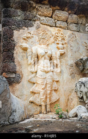 Splendida scultura antica su la pagoda di Wat Chetuphon di Sukhothai Historical Park, provincia di Sukhothai, Thailandia Foto Stock