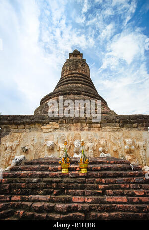 Splendida scultura antica su la pagoda di Wat Chetuphon di Sukhothai Historical Park, provincia di Sukhothai, Thailandia Foto Stock