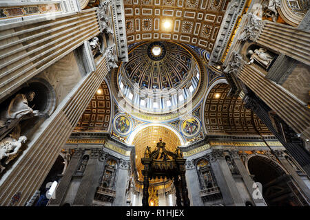 Il bellissimo interno della Basilica di San Pietro in Vaticano. Foto Stock