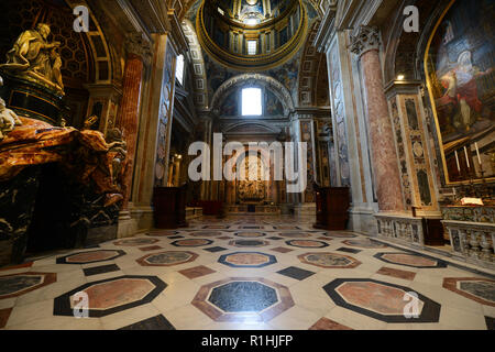 Il bellissimo interno della Basilica di San Pietro in Vaticano. Foto Stock