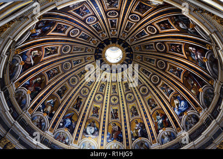 Il bellissimo interno della Basilica di San Pietro in Vaticano. Foto Stock