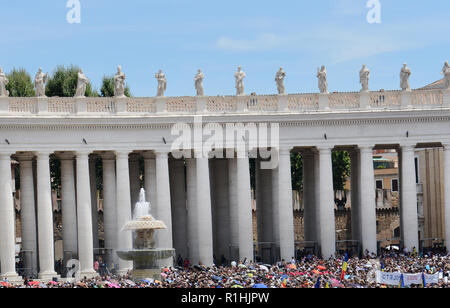 Piazza San Pietro i colonnati Foto Stock