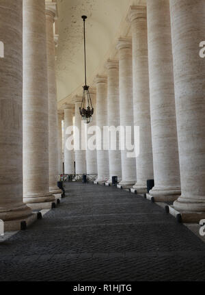Piazza San Pietro i colonnati. Foto Stock