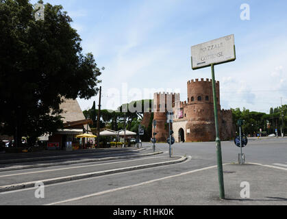 Porta San Paolo - Conserve di 3rd-century city gate, parte del Muro Aureliano, ospita il Museo della Via Ostiense di Roma, Italia. Foto Stock