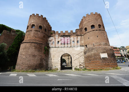 Porta San Paolo - Conserve di 3rd-century city gate, parte del Muro Aureliano, ospita il Museo della Via Ostiense di Roma, Italia. Foto Stock