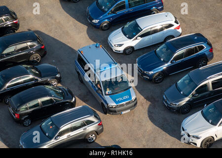 Hannover, Germania, 6 ottobre, 2018: UNA VW-Bully (Transporter del marchio Volkswagen) della polizia tedesca rigidi su un parcheggio patrol, antenna phot Foto Stock