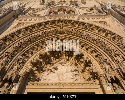 Zagabria, Croazia - Marzo 2017. angeli di sfiato dalla facciata della cattedrale, architettonico, culturale e i dettagli di religiosi dalla cattedrale Foto Stock