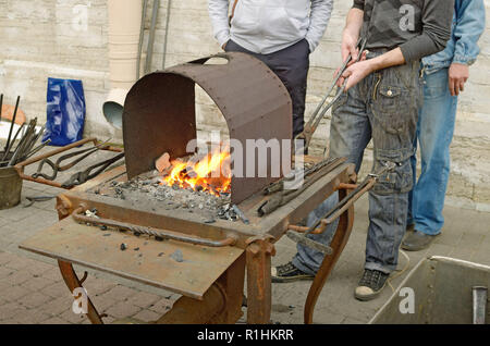 Negozio di fabbro ferraio sulla strada.Qui forge metal.fare cose diverse. Foto Stock