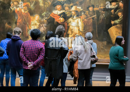 Tourist al Nachtwacht pittura presso il Rijksmuseum Amsterdam Paesi Bassi 2018 Foto Stock