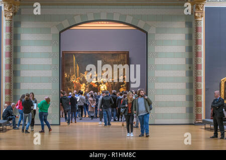 Tourist al Nachtwacht pittura presso il Rijksmuseum Amsterdam Paesi Bassi 2018 Foto Stock