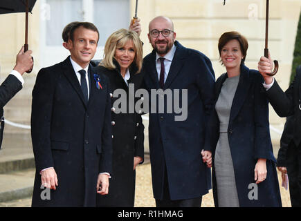 Novembre 11, 2018 - Parigi, Francia: il primo ministro belga Charles Michel (2ndR) e il suo partner Amelie Derbaudrenghien (R) pongono con il presidente francese Emmanuel Macron (L) e da sua moglie Brigitte Macron dopo l'arrivo dell'Elysee Palace per unire il giorno dell'Armistizio commemorazione. Plus de 60 chef d'Etat et de gouvernement et dirigeants des grandes istituzioni internationales ont fait le spiazzamento a Paris pour assister a la commemorazione du centieme anniversaire de l'armistizio du 11 novembre 1918. *** La Francia / NESSUNA VENDITA A MEDIA FRANCESI *** Foto Stock