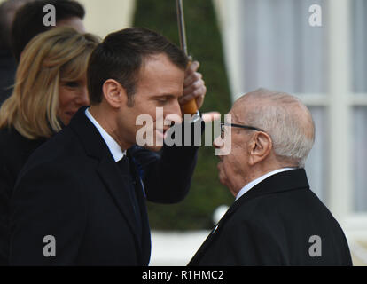 Novembre 11, 2018 - Parigi, Francia: Il Presidente francese Emmanuel Macron saluta il presidente tunisino Beji Caid Essebsi all'Elysee Palace per unire il giorno dell'Armistizio commemorazione. Plus de 60 chef d'Etat et de gouvernement et dirigeants des grandes istituzioni internationales ont fait le spiazzamento a Paris pour assister a la commemorazione du centieme anniversaire de l'armistizio du 11 novembre 1918. *** La Francia / NESSUNA VENDITA A MEDIA FRANCESI *** Foto Stock