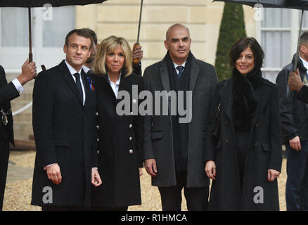 Novembre 11, 2018 - Parigi, Francia: Swiss presidente Alain Berset (2ndR) e sua moglie Muriel Zeender Berset (R) pongono con il presidente francese Emmanuel Macron (L) e da sua moglie Brigitte Macron dopo l'arrivo dell'Elysee Palace per unire il giorno dell'Armistizio commemorazione. Plus de 60 chef d'Etat et de gouvernement et dirigeants des grandes istituzioni internationales ont fait le spiazzamento a Paris pour assister a la commemorazione du centieme anniversaire de l'armistizio du 11 novembre 1918. *** La Francia / NESSUNA VENDITA A MEDIA FRANCESI *** Foto Stock