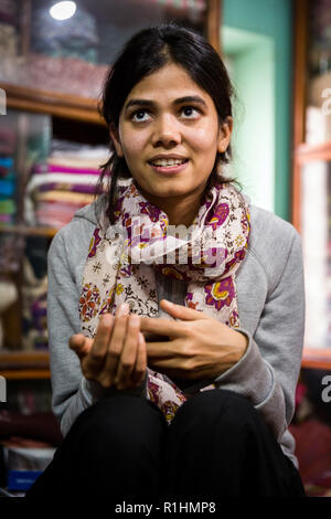 Il Nepalese Nasreen Sheikh, fondatore di donne locali artigianato in Kathmandu, promuove e treni di donne giovani come seamstresses nel suo laboratorio di sartoria in Golhunga e offre loro un posto di lavoro. I prodotti, vestiti, asciugamani e borsette sono venduti nel proprio negozio nel quartiere turistico di Kathmandu. Nasreen esperienze il riconoscimento in tutto il mondo con il suo progetto e riceve molte donazioni. Foto Stock