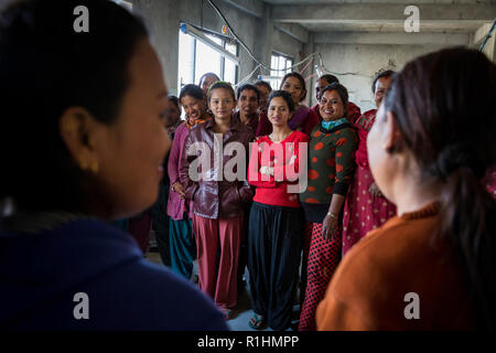 Il Nepalese Nasreen Sheikh, fondatore di donne locali artigianato in Kathmandu, promuove e treni di donne giovani come seamstresses nel suo laboratorio di sartoria in Golhunga e offre loro un posto di lavoro. I prodotti, vestiti, asciugamani e borsette sono venduti nel proprio negozio nel quartiere turistico di Kathmandu. Nasreen esperienze il riconoscimento in tutto il mondo con il suo progetto e riceve molte donazioni. Foto Stock