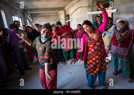 Il Nepalese Nasreen Sheikh, fondatore di donne locali artigianato in Kathmandu, promuove e treni di donne giovani come seamstresses nel suo laboratorio di sartoria in Golhunga e offre loro un posto di lavoro. I prodotti, vestiti, asciugamani e borsette sono venduti nel proprio negozio nel quartiere turistico di Kathmandu. Nasreen esperienze il riconoscimento in tutto il mondo con il suo progetto e riceve molte donazioni. Foto Stock