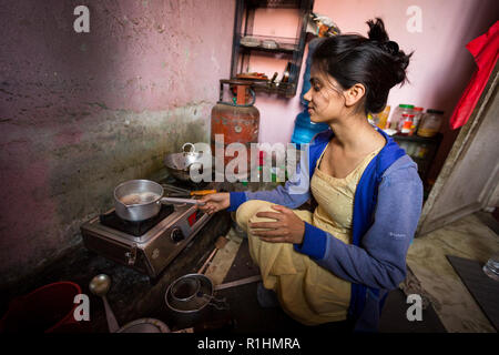 Il Nepalese Nasreen Sheikh, fondatore di donne locali artigianato in Kathmandu, promuove e treni di donne giovani come seamstresses nel suo laboratorio di sartoria in Golhunga e offre loro un posto di lavoro. I prodotti, vestiti, asciugamani e borsette sono venduti nel proprio negozio nel quartiere turistico di Kathmandu. Nasreen esperienze il riconoscimento in tutto il mondo con il suo progetto e riceve molte donazioni. Foto Stock