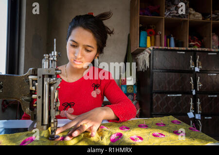 Il Nepalese Nasreen Sheikh, fondatore di donne locali artigianato in Kathmandu, promuove e treni di donne giovani come seamstresses nel suo laboratorio di sartoria in Golhunga e offre loro un posto di lavoro. I prodotti, vestiti, asciugamani e borsette sono venduti nel proprio negozio nel quartiere turistico di Kathmandu. Nasreen esperienze il riconoscimento in tutto il mondo con il suo progetto e riceve molte donazioni. Foto Stock