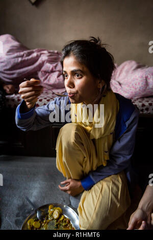 Il Nepalese Nasreen Sheikh, fondatore di donne locali artigianato in Kathmandu, promuove e treni di donne giovani come seamstresses nel suo laboratorio di sartoria in Golhunga e offre loro un posto di lavoro. I prodotti, vestiti, asciugamani e borsette sono venduti nel proprio negozio nel quartiere turistico di Kathmandu. Nasreen esperienze il riconoscimento in tutto il mondo con il suo progetto e riceve molte donazioni. Foto Stock