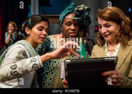 Il Nepalese Nasreen Sheikh, fondatore di donne locali artigianato in Kathmandu, promuove e treni di donne giovani come seamstresses nel suo laboratorio di sartoria in Golhunga e offre loro un posto di lavoro. I prodotti, vestiti, asciugamani e borsette sono venduti nel proprio negozio nel quartiere turistico di Kathmandu. Nasreen esperienze il riconoscimento in tutto il mondo con il suo progetto e riceve molte donazioni. Foto Stock