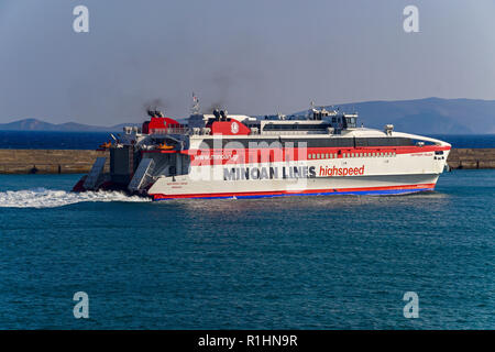 Minoan Lines catamarano Santorini Palace è di lasciare il porto di Heraklion Creta Grecia Europa Foto Stock