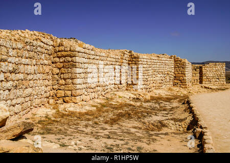 Vista di Sumhuram (la piccola città fortificata), un sud Arabian sito archeologico vicino a Taqah. La regione di Dhofar di Oman. Foto Stock