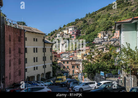 Il borgo di Riomaggiore nel Parco Nazionale delle Cinque Terre. Italia Foto Stock