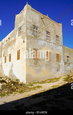 Abbandonato tradizionali Omani house di Mirbat, regione di Dhofar, Oman. Foto Stock