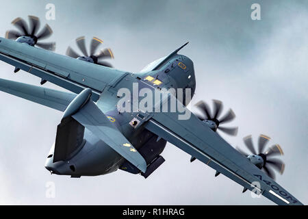 Airbus A400M Atlas è un europeo, quattro motori a turboelica i velivoli militari da trasporto. È stato progettato da Airbus militare (ora Airbus difesa e spazio) Foto Stock