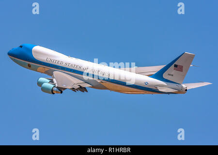 Air Force One in volo con un cielo blu sullo sfondo Foto Stock