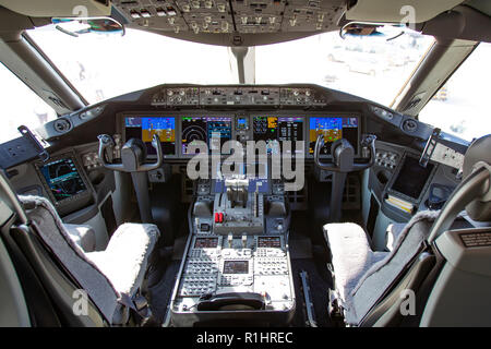 Interno della cabina di pilotaggio di un El Al Boeing Dreamliner 787-9 fotografati a Ben-Gurion Airport, Israele Foto Stock