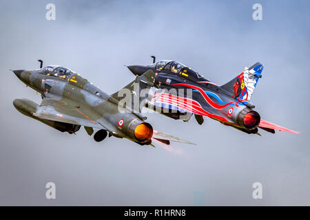 Due Francia Air Force Mirage 2000 in volo. Fotografato a Royal International Air Tattoo (RIAT) Foto Stock