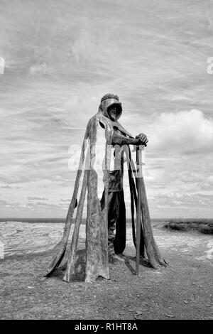 King Arthur un 8 ft scultura in bronzo di artista Rubin Eynon, denominato Gallos Cornish word per potenza, Tintagel Castle Isola Peninsular,Cornwall,l'Inghilterra,UK Foto Stock