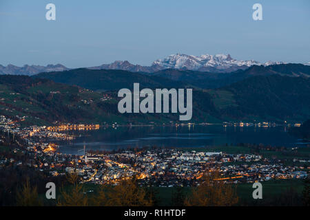 Una vista su Unterageri Oberageri e villaggi sulla riva del lago di Ageri dalla cima del monte Zugerberg nel cantone di Zug, Svizzera Foto Stock