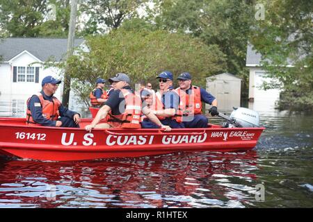 Una guardia costiera di bassifondi la risposta del team di guide Coast Guard Vice Adm. Scott Buschman e U.S. Sost. Brian montante, R-Palm City Florida, attraverso acque alluvionali di valutare post-uragano Florence condizioni in Oak Grove, North Carolina, Sett. 20, 2018. Il 16-piede imbarcazioni di alluminio del fondale basso i team di risposta consentito i soccorritori a raggiungere i residenti a filamento e condurre controlli di benessere per la navigazione, le zone rurali del Nord Carolina. Foto Stock