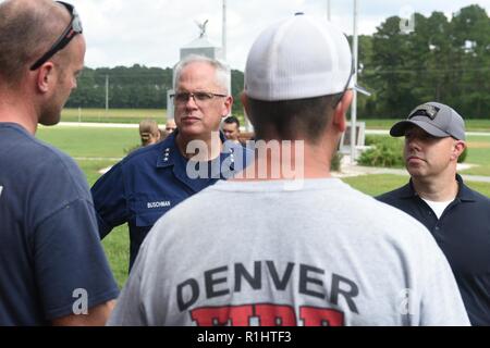 Coast Guard Vice Adm. Scott Buschman e U.S. Sost. Brian montante, R-Palm City Florida, parlare con i residenti di Oak Grove, North Carolina, colpite dalle inondazioni dall uragano Florence, Sett. 20, 2018. Coast Guard aria e superficie equipaggi supportato statali e locali per le operazioni di emergenza dei centri di ricerca e le attività di soccorso dopo l'uragano Florence di approdo sul Sett. 14, 2018. Foto Stock