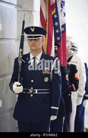 Little Rock, Arca:- un colore comune Guard sorge in particolare attenzione prima di inviare i colori durante un Poa/mia cerimonia di riconoscimento aat la Arkansas State Capitol Little Rock, arca. su ‎Friday, 21 settembre 2018. POW nazionale/mia giornata di riconoscimento onori restituiti i prigionieri di guerra e gli Stati Uniti i membri militari e civili che rimangono mancanti dal passato guerre. Esso supporta anche i continui sforzi di ricerca per trovare quelli che non sono stati recuperati. Foto Stock