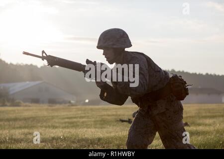 Rct. James McConnell, plotone 3072, Lima Company, 3a reclutare battaglione di formazione prevede il completamento di un evento durante il crogiolo sett. 20, 2018 su Parris Island, S.C. Il crogiolo è 54 ora evento culminante che necessita di reclute per lavorare come un team e superare le sfide al fine di guadagnare il titolo della marina degli Stati Uniti. Foto Stock